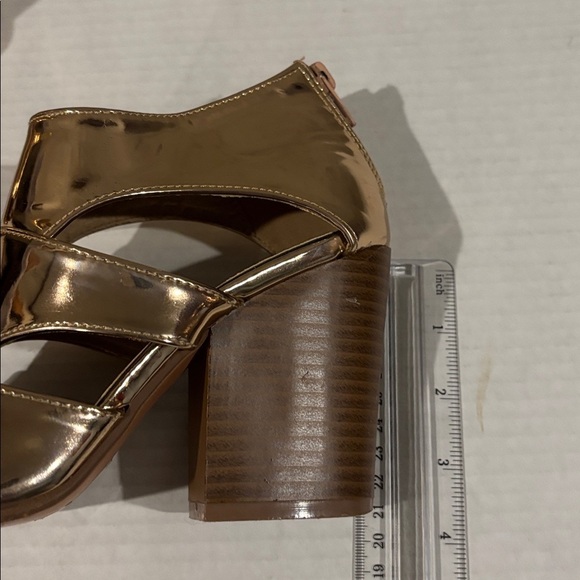 Yoki Metallic Gold Peep-Toe Sandals - Size 6 - Picture 7 of 9
